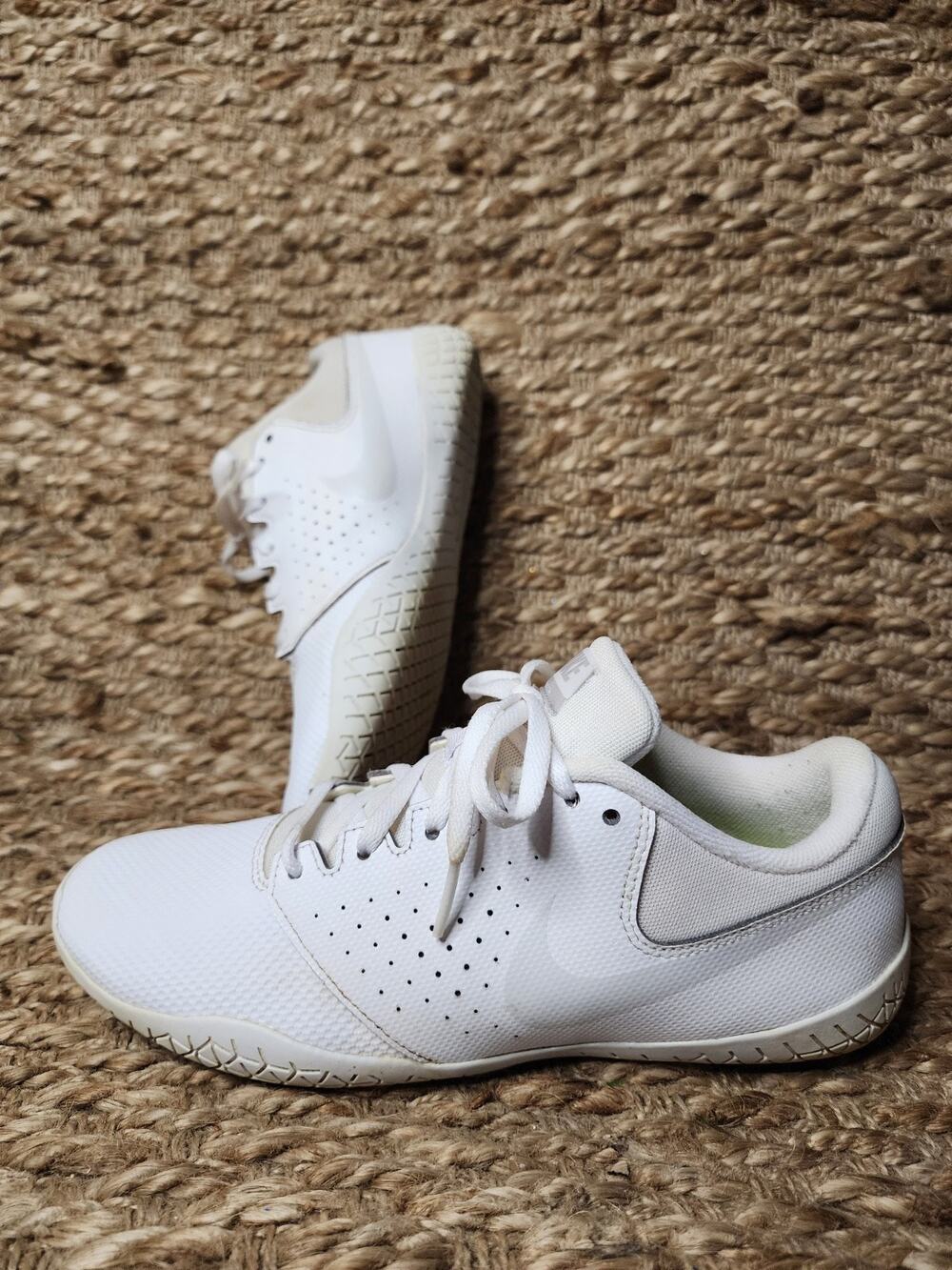 Nike Sideline IV Womens Size 7 White Cheerleading Shoes Low Top Athletic Sneaker